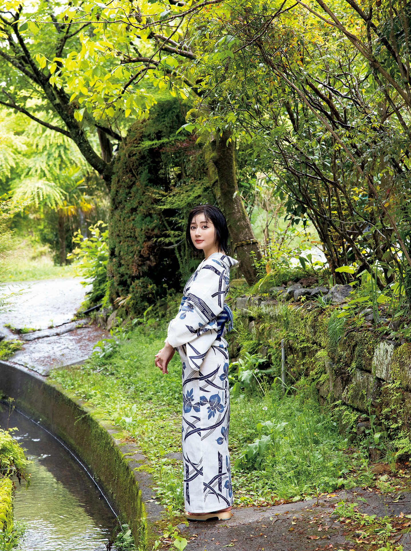 Manami Shindo 新藤まなみ, 写真集 「Ｑｕｅｅｎｓ」 Set.02 No.e54d4f